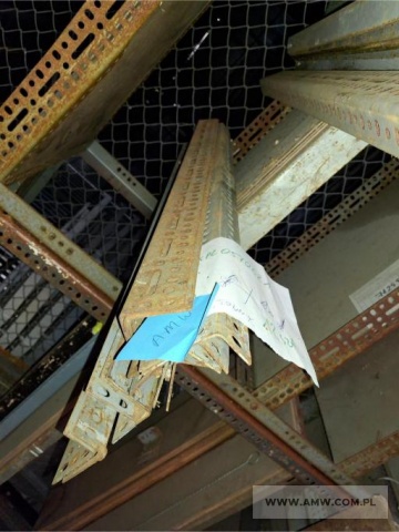 Sprzęt infrastruktury - pakiet zawierający 12 poz. asort. (wg oddzielnego wykazu), w tym m.in.: biurka, gabloty wolnostojące, kątowniki perforowane, krzesła, regały biblioteczne itp. 